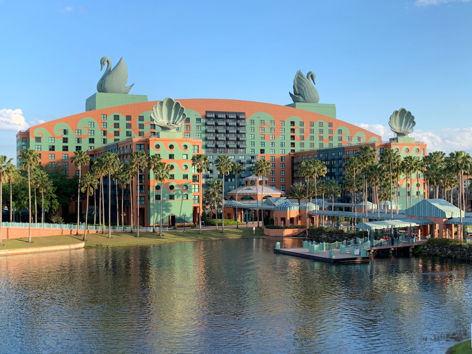 Review Walt Disney World Swan Hotel (Orlando, Florida) Flying High